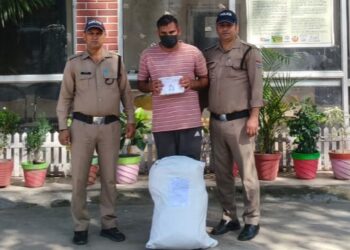 फर्जी फौजी गिरफ्तार, सेना की वर्दी और 18 डेबिट कार्ड समेत नकली दस्तावेज बरामद