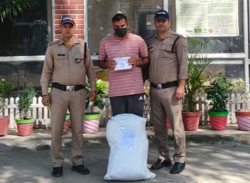 फर्जी फौजी गिरफ्तार, सेना की वर्दी और 18 डेबिट कार्ड समेत नकली दस्तावेज बरामद