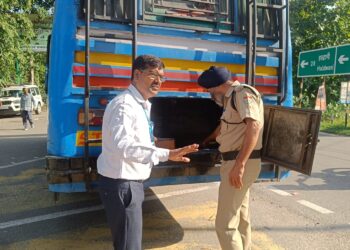 त्योहारों से पहले खाद्य विभाग की सख्त कार्रवाई, कालाढूंगी में 2 क्विंटल खोया और 200 लीटर दूध पकड़ा, नमूने भेजे