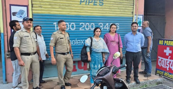 बिना चिकित्सकीय परामर्श के बच्चों की कफ सिरप बेचने पर तीन मेडिकल स्टोर सील, लाइसेंस निलंबन की संस्तुति