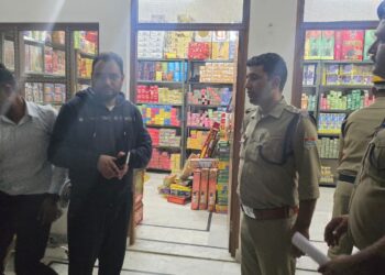 दीपावली से पहले पुलिस की बड़ी कार्रवाई, घनी आबादी वाले क्षेत्र से ₹17 लाख के अवैध पटाखे बरामद, गिरफ्तार