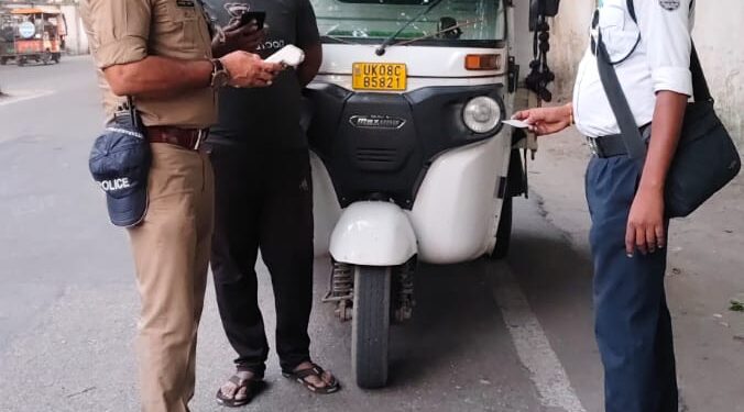 पुलिस की सख्ती, 60 ई-रिक्शा चालकों पर चालान, 17 वाहन सीज़
