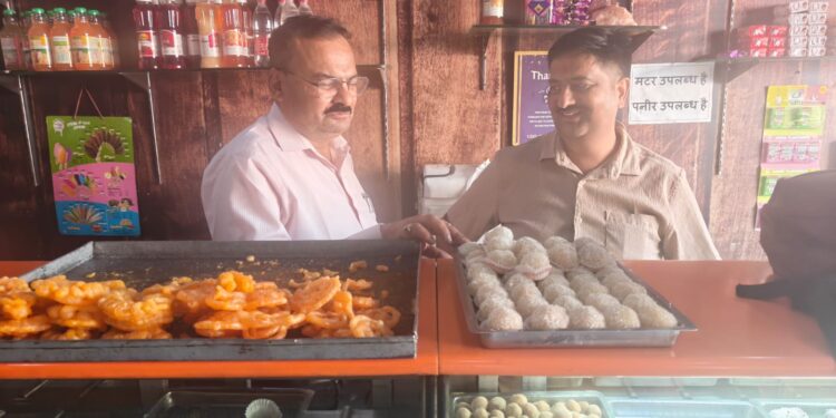 दीपावली से पहले खाद्य सुरक्षा सख्ती: मावा, पनीर और दूध की जांच, नमूने लैब भेजे गए