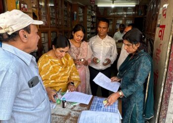 लालकुआं में औषधि नियंत्रण विभाग की छापेमारी, एक मेडिकल स्टोर बंद, छह को नोटिस