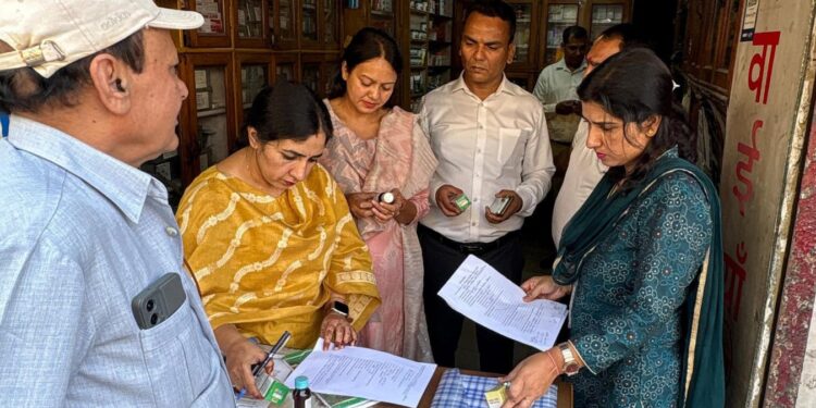 लालकुआं में औषधि नियंत्रण विभाग की छापेमारी, एक मेडिकल स्टोर बंद, छह को नोटिस