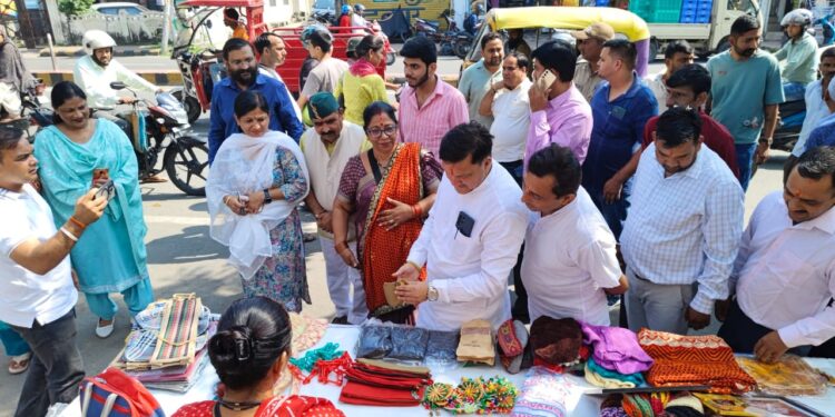 नगर निगम हल्द्वानी में स्वदेशी दीपावली मेले का शुभारंभ, महापौर ने किया देशी उत्पादों को अपनाने का आह्वान