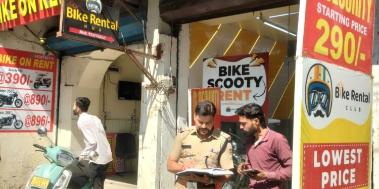 त्योहारी सीजन में पुलिस की सख्ती, अवैध अतिक्रमण पर चला पुलिस का डंडा, 70 हजार का जुर्माना वसूला