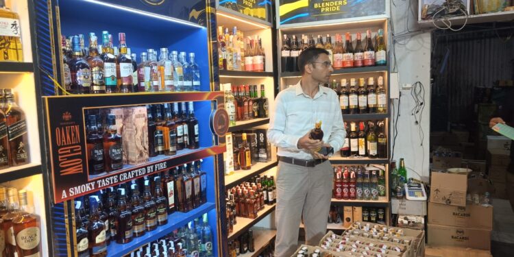 सर्किल बार में आग के बाद डीएम सख्त, 15 दिन के लिए बार का लाइसेंस निलंबित, लापरवाही पर गिरी गाज