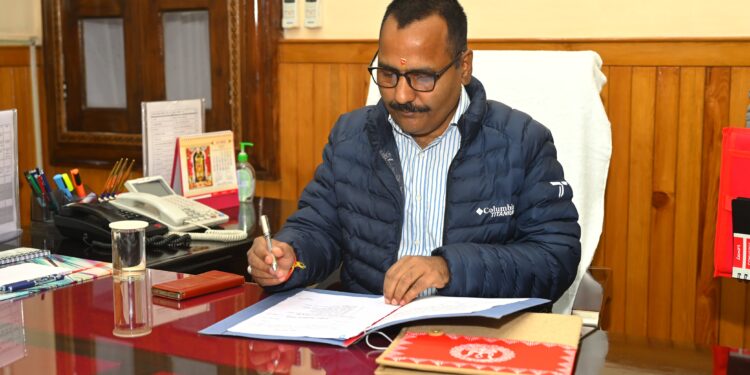 ललित मोहन रयाल ने संभाला नैनीताल के जिलाधिकारी का कार्यभार, जनता से सीधा संवाद और योजनाओं के प्रभावी क्रियान्वयन को बताया प्राथमिकता