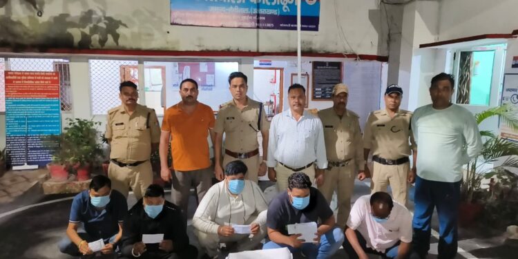 दीपावली पर पुलिस की सख्ती, जुए के अड्डों पर छापेमारी, 12 जुआरी गिरफ्तार, ₹6.67 लाख कैश बरामद