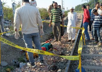 रेलवे ट्रैक के पास मिली वृद्धा की लाश, पुलिस और फॉरेंसिक टीम जांच में जुटी