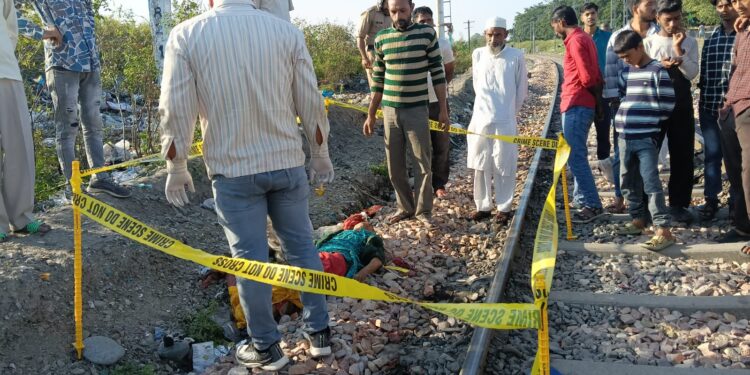 रेलवे ट्रैक के पास मिली वृद्धा की लाश, पुलिस और फॉरेंसिक टीम जांच में जुटी