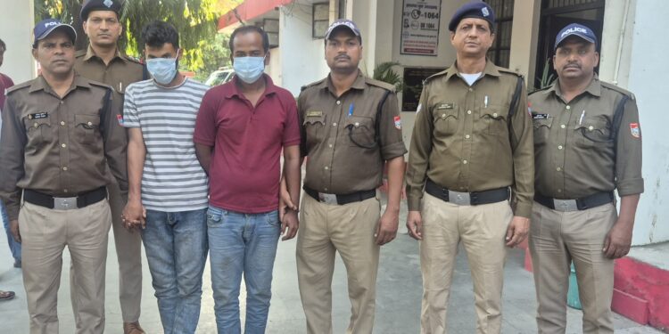 चोरी की मोटरसाइकिल और स्कूटी के साथ दो शातिर चोर गिरफ्तार, 48 घंटे में पुलिस ने किया खुलासा