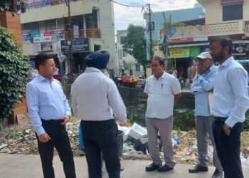 नगर आयुक्त ने पिछौड़ा हाइट्स में कचरा प्रबंधन में लापरवाही पर लगाई फटकार, संस्था पर जुर्माना