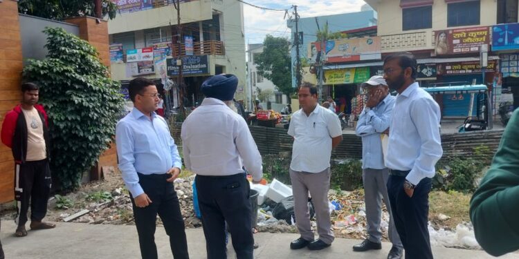 नगर आयुक्त ने पिछौड़ा हाइट्स में कचरा प्रबंधन में लापरवाही पर लगाई फटकार, संस्था पर जुर्माना