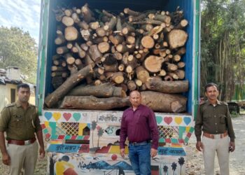 वन विभाग की बड़ी कार्रवाई: शांतिकुंज बैरियर पर तस्करी में इस्तेमाल कैन्टर पकड़ा, चालक फरार