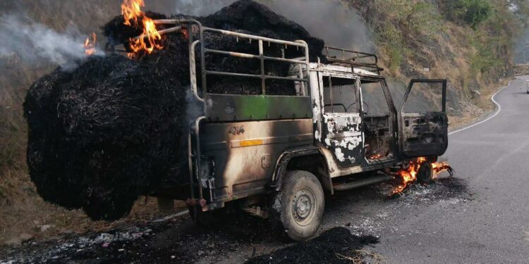 चलती पिकअप में लगी आग, फायर सर्विस ने कड़ी मशक्कत के बाद पाया काबू