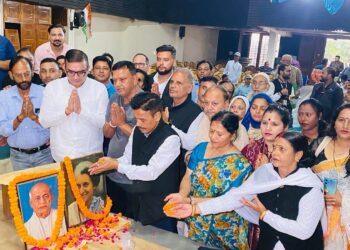 स्वराज आश्रम में लौह पुरुष और आयरन लेडी को श्रद्धांजलि, एकता, साहस और राष्ट्र निर्माण के संकल्प के साथ कांग्रेसजनों ने किया नमन