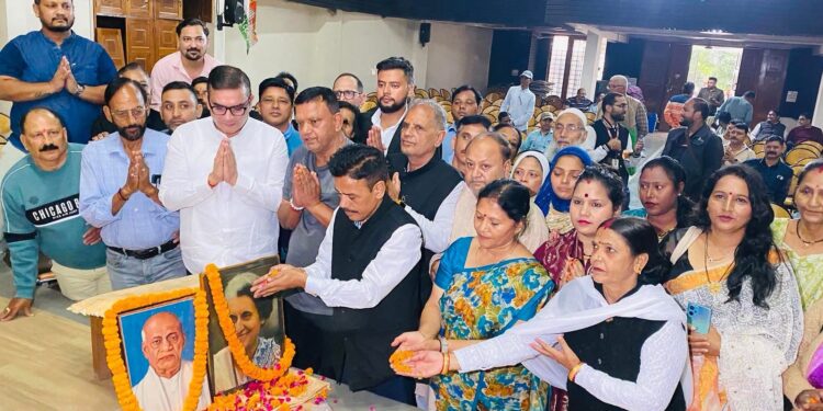 स्वराज आश्रम में लौह पुरुष और आयरन लेडी को श्रद्धांजलि, एकता, साहस और राष्ट्र निर्माण के संकल्प के साथ कांग्रेसजनों ने किया नमन