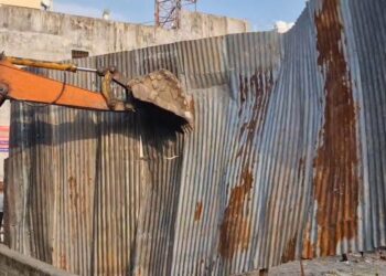 हल्द्वानी में अवैध निर्माण पर प्रशासन की कार्रवाई, ट्रांसफार्मर से बिजली चोरी का खुलासा