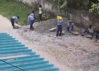 स्कूली बच्चों से रेत उठवाने का वीडियो वायरल, प्रधानाचार्य तत्काल प्रभाव से निलंबित