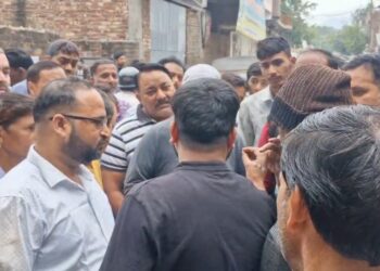 हल्द्वानी में स्मार्ट मीटर लगाने पर हंगामा, लोगों का आरोप — बिजली विभाग कर रहा जबरदस्ती