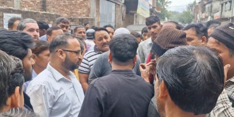 हल्द्वानी में स्मार्ट मीटर लगाने पर हंगामा, लोगों का आरोप — बिजली विभाग कर रहा जबरदस्ती