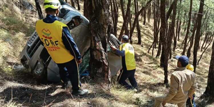 कालीधार बैंड पर भीषण हादसा: दो वाहनों की टक्कर के बाद कार 50 मीटर खाई में गिरी, दंपत्ति का रेस्क्यू कर अस्पताल भेजा गया