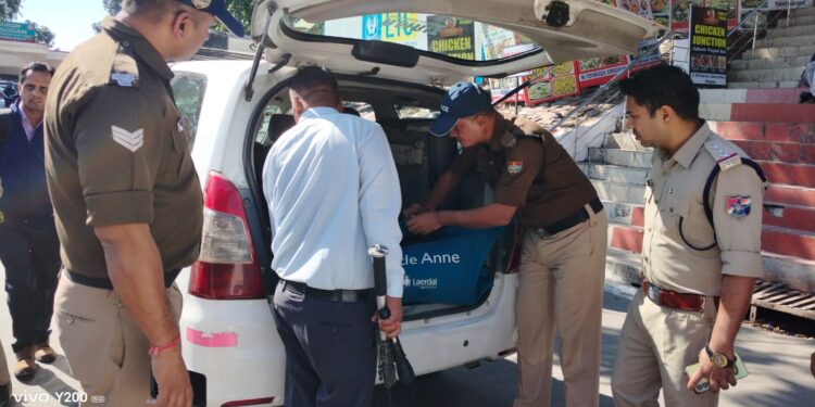 दिल्ली धमाके के बाद काठगोदाम रेलवे स्टेशन पर हाई अलर्ट, जीआरपी ने चलाया सघन चेकिंग अभियान