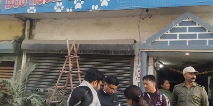बिना लाइसेंस चल रहा डॉग केयर सेंटर सील, डीएम के निर्देश पर त्वरित कार्रवाई