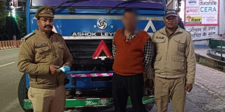 मदहोशी में रफ्तार का खेल, डंपर से कार को मारी टक्कर, वाहन चालक गिरफ्तार, वाहन सीज