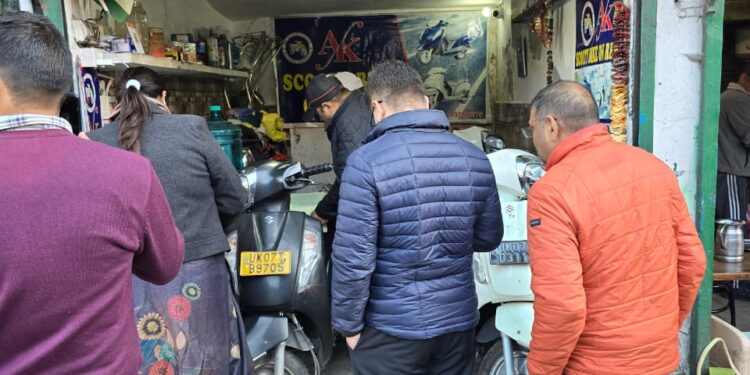 रेंट-ए-बाइक पर कड़ी कार्रवाई: 25 वाहन सीज़, 80 चालान, दो दुकानें भी सील