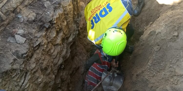 दीवार ढहने से बड़ा हादसा: तीन घायल, एक मजदूर की मौत, SDRF की त्वरित कार्रवाई से बचीं जानें