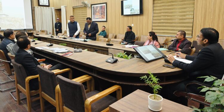 एयरपोर्ट विस्तारीकरण में देरी बर्दाश्त नहीं, प्रभावितों को तत्काल मुआवज़ा दें: DM