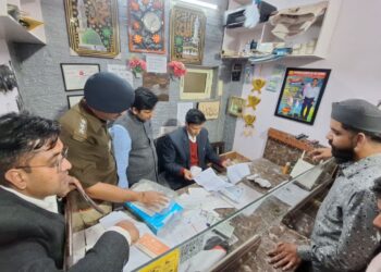 कुमाऊं आयुक्त दीपक रावत की बनभूलपुरा में बड़ी कार्रवाई, फर्जी प्रमाण पत्र बनाने वाले सेंटर पर छापा