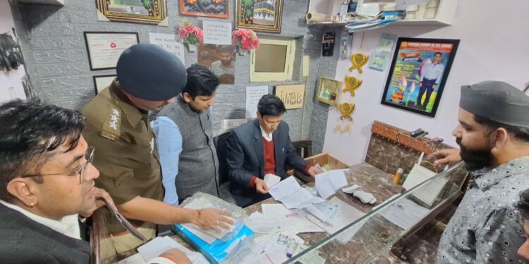 कुमाऊं आयुक्त दीपक रावत की बनभूलपुरा में बड़ी कार्रवाई, फर्जी प्रमाण पत्र बनाने वाले सेंटर पर छापा