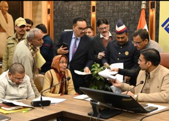 डीएम जनदर्शन में फूटा जनआक्रोश: फर्जी ऋण से लेकर अवैध कब्जों तक पर कड़ी कार्रवाई, 102 शिकायतें सुनीं, कई मामलों का मौके पर निपटारा