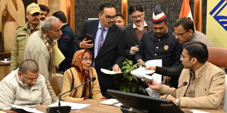 डीएम जनदर्शन में फूटा जनआक्रोश: फर्जी ऋण से लेकर अवैध कब्जों तक पर कड़ी कार्रवाई, 102 शिकायतें सुनीं, कई मामलों का मौके पर निपटारा