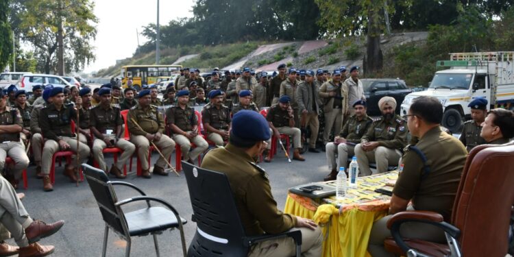 सुप्रीम कोर्ट के फैसले से पहले पुलिस का बनभूलपुरा में फ्लैग मार्च