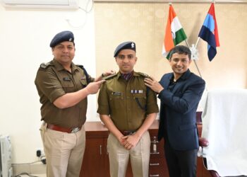 SDRF के शंतनु पराशर बने अपर पुलिस अधीक्षक, पदोन्नति समारोह में IG अरुण मोहन जोशी ने कंधे पर सजाया अशोक स्तंभ 