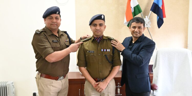 SDRF के शंतनु पराशर बने अपर पुलिस अधीक्षक, पदोन्नति समारोह में IG अरुण मोहन जोशी ने कंधे पर सजाया अशोक स्तंभ 