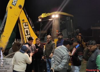 अवैध बेसमेंट खुदाई पर प्रशासन की बड़ी कार्रवाई, JCB और डंपर सीज, तीन लाख से अधिक का जुर्माना