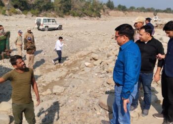 नंधौर नदी के पांचों गेटों पर खनन कार्य शुरू, ADM नेगी ने किया स्थलीय निरीक्षण