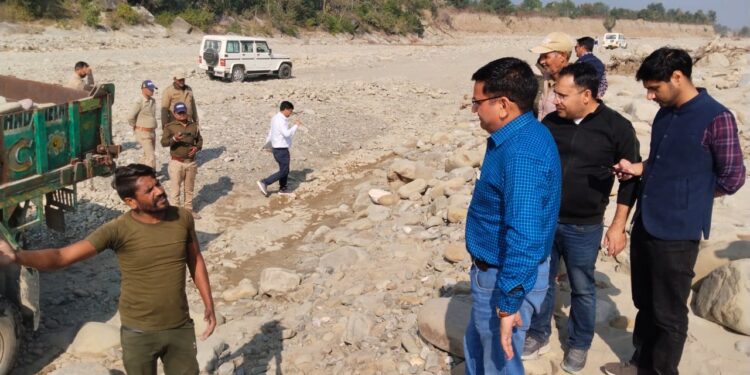 नंधौर नदी के पांचों गेटों पर खनन कार्य शुरू, ADM नेगी ने किया स्थलीय निरीक्षण