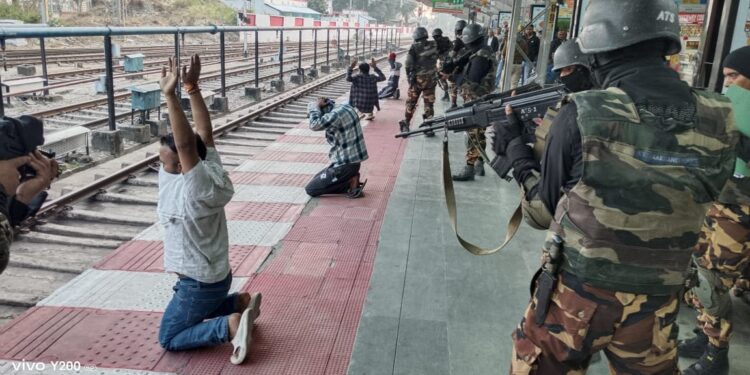 काठगोदाम रेलवे स्टेशन पर आतंकी हमले से निपटने की मॉक ड्रिल 