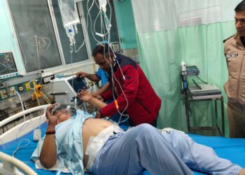 तस्करों की फायरिंग: एसटीएफ टीम पर हमला, सिपाही समेत दो घायल, अस्पताल पहुंचे एसएसपी