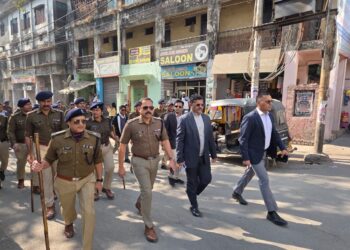 बनभूलपुरा रेलवे प्रकरण: सुप्रीम कोर्ट के फैसले से पहले पुलिस का फ्लैग मार्च, क्षेत्र में कड़ा पहरा 