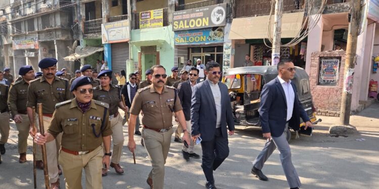 बनभूलपुरा रेलवे प्रकरण: सुप्रीम कोर्ट के फैसले से पहले पुलिस का फ्लैग मार्च, क्षेत्र में कड़ा पहरा