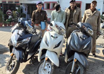 स्कूटी चोरी की वारदात का खुलासा, शातिर चोर गिरफ्तार, तीन स्कूटियां बरामद