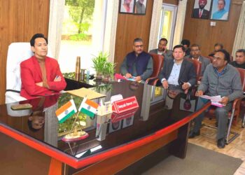 लाइन लॉस पर आयुक्त का सख्त रुख, बिजली चोरी पर एफआईआर और स्मार्ट मीटर लगाने के निर्देश